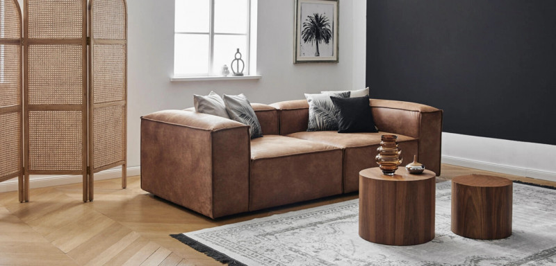 Мебель из натуральных материалов создает комфортную и стильную атмосферу для проживания. 